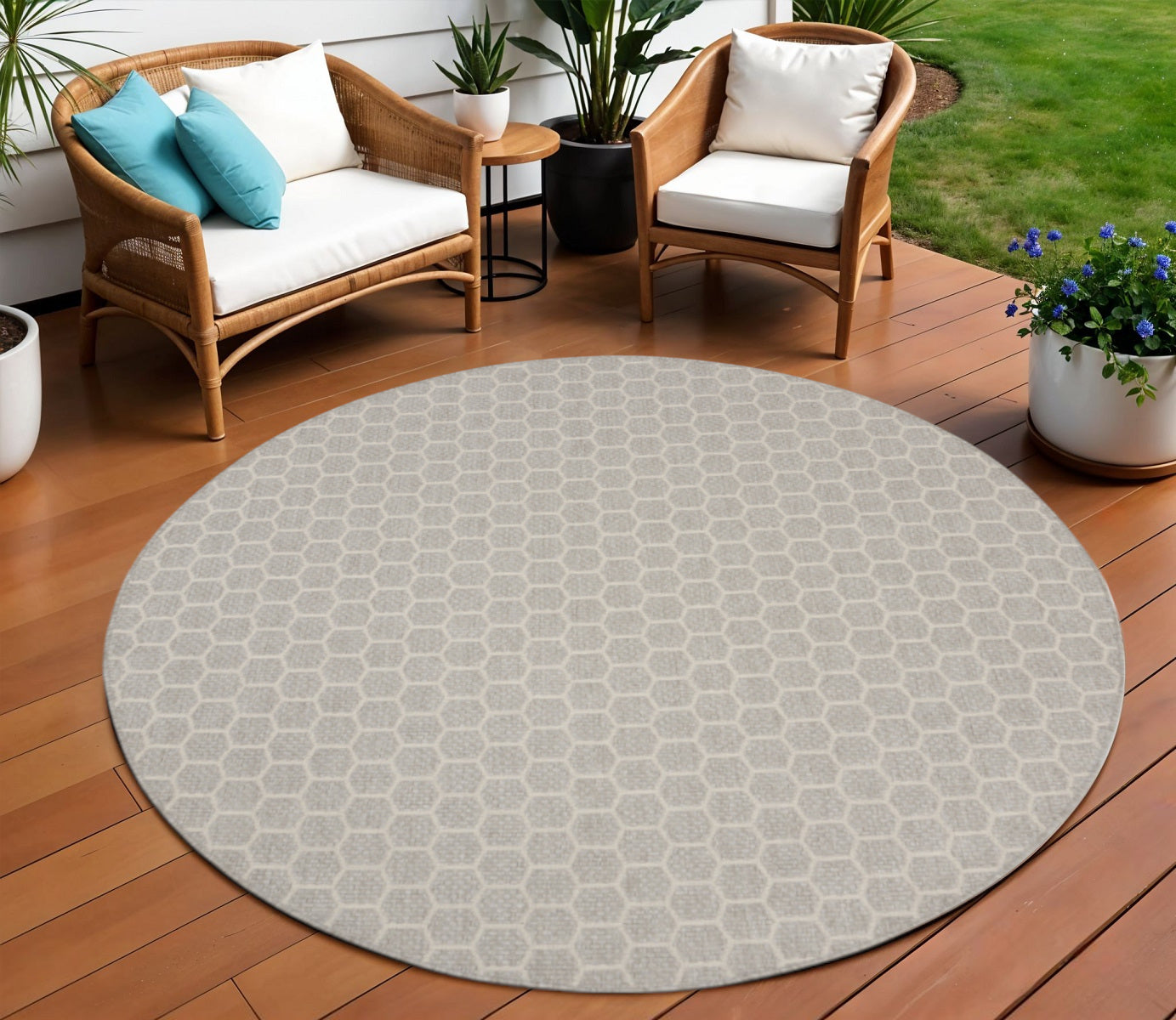 8 Gray And Ivory Geometric Indoor Outdoor Area Rug