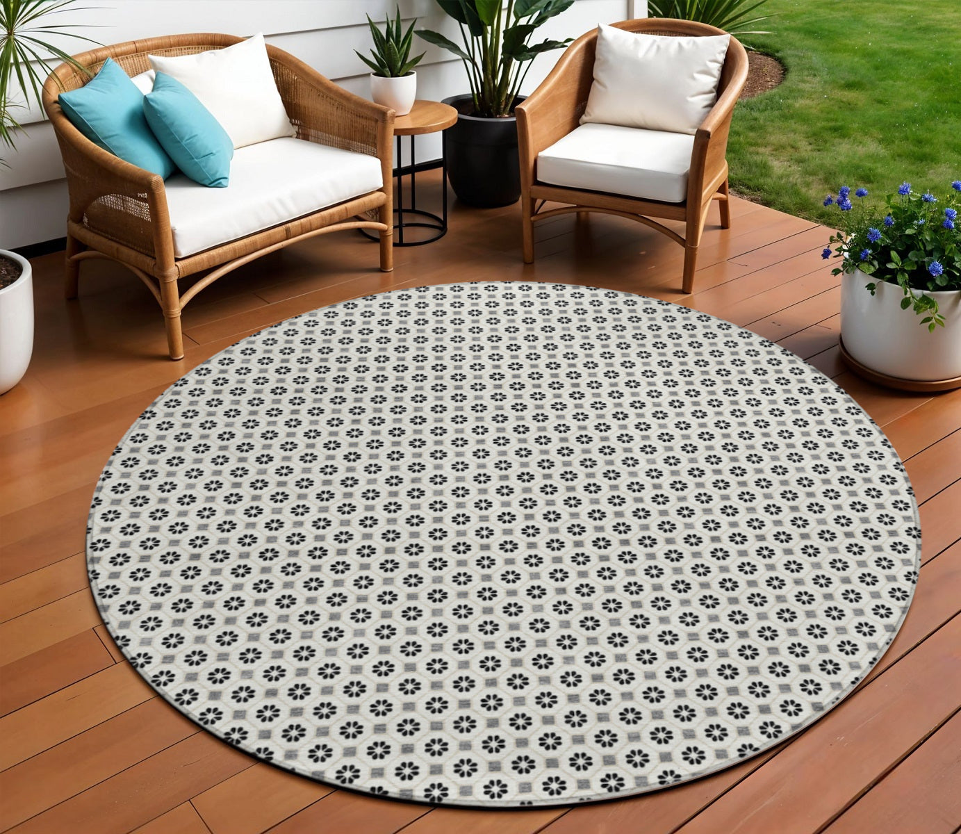 8 Ivory And Black Round Floral Washable Indoor Outdoor Area Rug