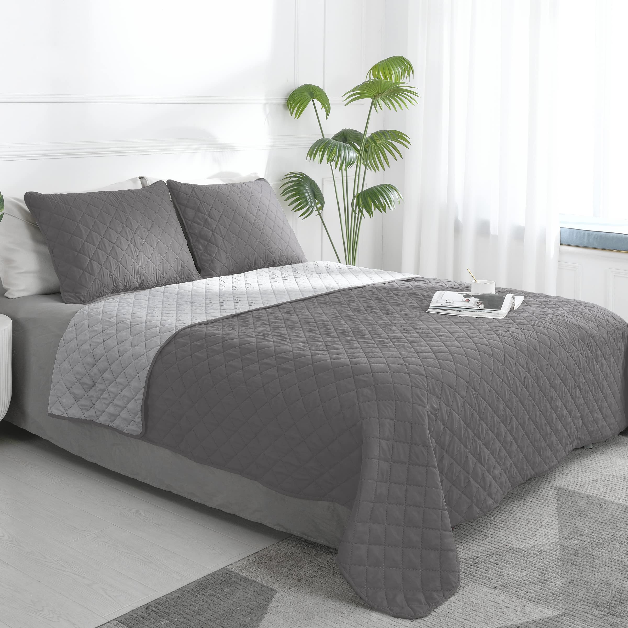 Easy-Going Queen Plus Size Reversible Quilt Set With 1 Quilt And 2 Pillow Shams, Soft Bed Quilt Cover, Water Resistant Lightweight Microfiber Bedspread, Stain Resistant, Gray/Light Gray