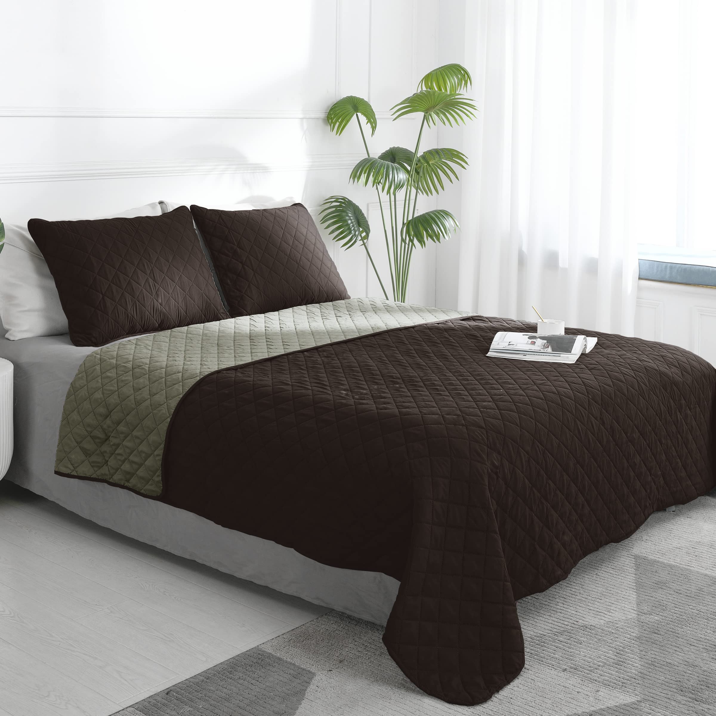 Easy-Going King Size Reversible Quilt Set With 1 Quilt And 2 Pillow Shams, Soft Bed Quilt Cover, Water Resistant Lightweight Microfiber Bedspread, Stain Resistant, Chocolate/Beige