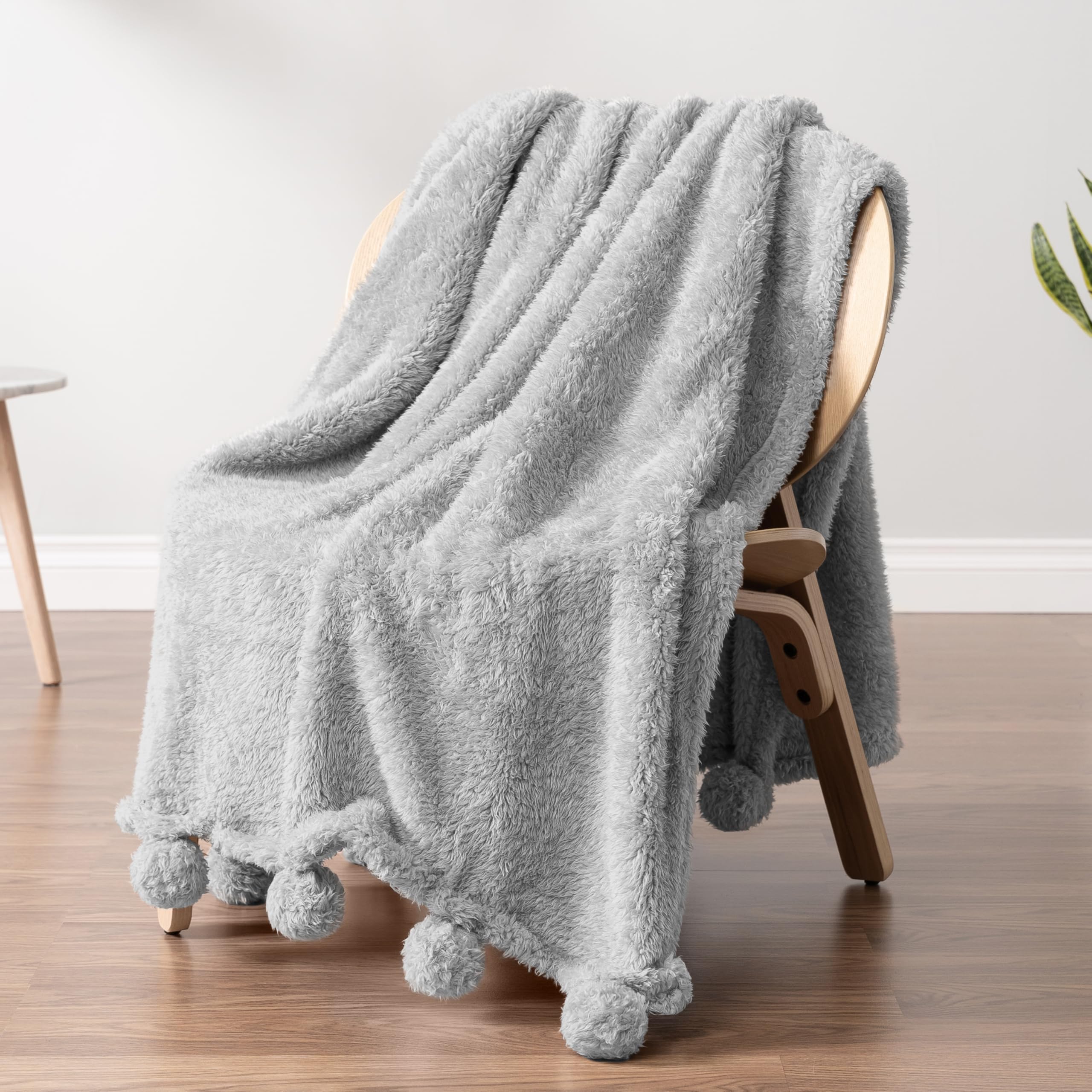 Pavilia Light Grey Sherpa Throw Blanket For Couch, Warm Plush Fuzzy Blanket Throw, Gray Sofa Throw, Lightweight Soft Cozy Fluffy